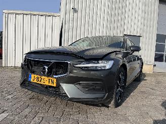 krockskadad bil auto Volvo V-60 V60 II (ZW) Combi 2.0 B3 16V Mild Hybrid (B420T3(Euro6d)) [120kW]  (03=
-2020/...) 2020/10