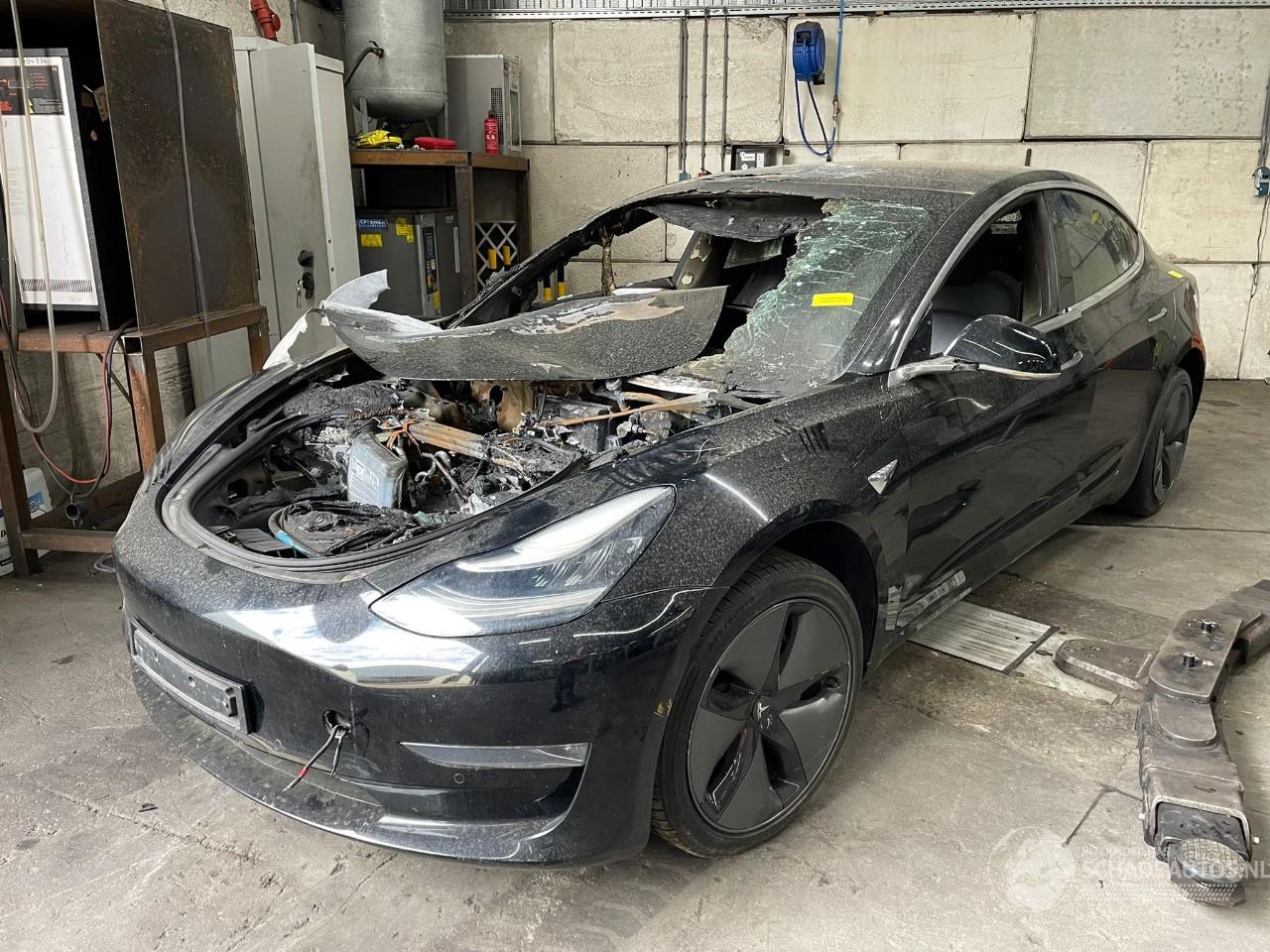 Tesla Model 3 Model 3 Sedan Long Range AWD 75 kWh (3D5) [258kW]  (06-2018/...)