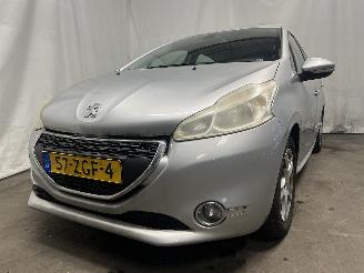 damaged passenger cars Peugeot 208 208 I (CA/CC/CK/CL) Hatchback 1.2 Vti 12V PureTech 82 (EB2F(HMZ)) [60k=
W]  (03-2012/12-2019) 2012/11