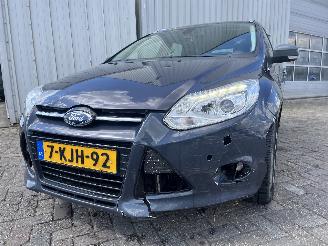 damaged passenger cars Ford Focus Focus 3 Wagon Combi 1.6 TDCi ECOnetic (NGDB) [77kW]  (05-2012/05-2018)= 2013/5