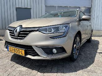 Schadeauto Renault Mégane Megane IV Estate (RFBK) Combi 5-drs 1.2 Energy TCE 130 (H5F-408(H5F-F4=
)) [97kW]  (04-2016/...) 2018/4