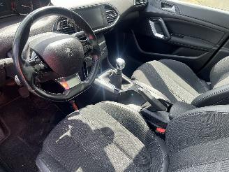 Peugeot 308 308 SW (L4/L9/LC/LJ/LR) Combi 5-drs 1.2 12V e-THP PureTech 110 (EB2ADT=
(HNP)) [81kW]  (03-2014/12-2021) picture 10