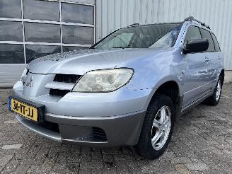 Mitsubishi Outlander Outlander (CU) SUV 2.0 16V 4x2 (4G63(16V)) [100kW]  (05-2003/10-2006) picture 3