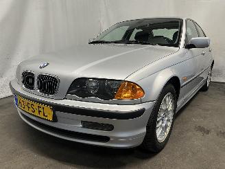 krockskadad bil auto BMW 3-serie 3 serie (E46/4) Sedan 323i 24V (M52TU-B25(256S4)) [125kW]  (03-1998/09=
-2000) 2000/6