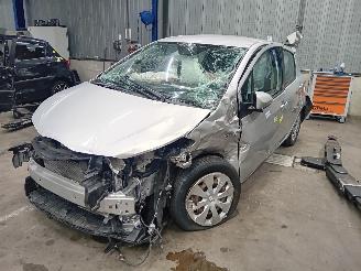 Vrakbiler auto Toyota Yaris Yaris III (P13) Hatchback 1.5 16V Hybrid (1NZ-FXE) [74kW]  (03-2012/09=
-2020) 2012/8