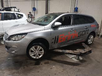 Coche siniestrado Peugeot 308 308 SW (L4/L9/LC/LJ/LR) Combi 5-drs 1.6 BlueHDi 120 (DV6FC(BHZ)) [88kW=
]  (03-2014/12-2021) 2015/11