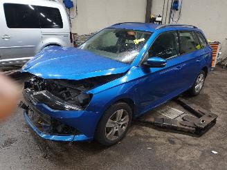 Auto da rottamare Skoda Fabia Fabia III Combi (NJ5) Combi 5-drs 1.2 TSI 16V Greentech (CJZC(Euro 6))=
 [66kW]  (10-2014/12-2022) 2015/7