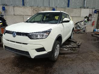 Coche siniestrado Ssang yong Tivoli Tivoli SUV 1.6 e-XGi 16V 2WD (173.910) [94kW]  (04-2015/...) 2015