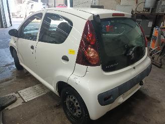 Peugeot 107 107 Hatchback 1.0 12V (384F(1KR)) [50kW]  (06-2005/05-2014) picture 4