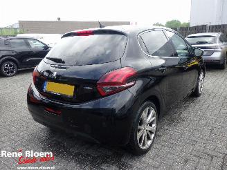 Vaurioauto  passenger cars Peugeot 208 1.2 Pure Tech Allure 110pk 2017/3