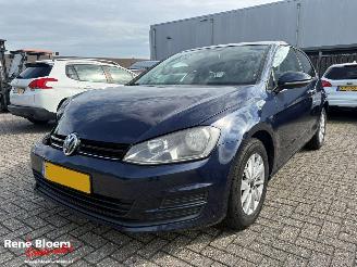 damaged passenger cars Volkswagen Golf 1.6 TDI Trendline Airco 2014/2