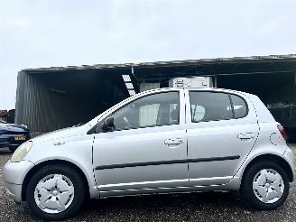 Damaged car Toyota Yaris 1.0-16V VVT-i 68pk L.Luna - airco - 96dkm nap - 5 deurs - stuurbrk - cv - lederen stuurwiel - zo rijdbaar 2000/8