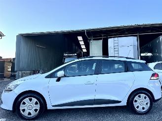 Damaged car Renault Clio Estate 1.5 dCi 90pk ECO Expr - 142dkm nap - nw distr.riem 118dkm - navi - airco - cruise - pdc - trekh 2016/9