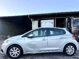 krockskadad bil auto Peugeot 208 1.2 PureTech 82pk BlueLion 5drs - 86dkm nap - navi - cruise - pdc - airco - aux - usb - touchscreen - facelift 2018/2