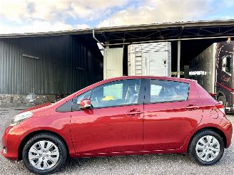 Schadeauto Toyota Yaris 1.3 VVT-i 99pk automaat + f1 Aspiration 5drs - nap - camera - airco - cruise - trekh - 4x nieuwe banden 2013/7
