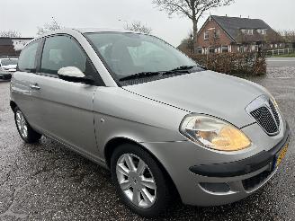 Lancia Ypsilon 1.2-16V 80pk Argento - nap - airco - cruise contr - lmv - nieuw apk 10-11-2026 - elektr ramen picture 4