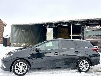 Vaurioauto  passenger cars Toyota Auris Touring Sports 1.8 Hybrid 123pk aut Exe - pano - nap - navi - camera - keyless - front + line + park assist 2017/6