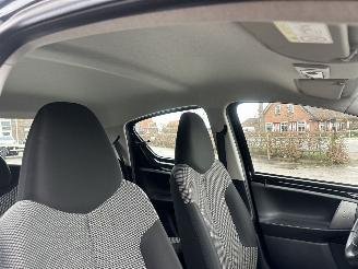 Toyota Aygo 1.0 VVT-i 68pk aut + f1 Aspiration - nap - airco - facelift - led - bleutooth - elektr ramen - slechts 75dkm picture 30