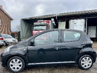 Vaurioauto  passenger cars Toyota Aygo 1.0 VVT-i 68pk aut + f1 Aspiration - nap - airco - facelift - led - bleutooth - elektr ramen - slechts 75dkm 2014/2