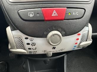 Toyota Aygo 1.0 VVT-i 68pk aut + f1 Aspiration - nap - airco - facelift - led - bleutooth - elektr ramen - slechts 75dkm picture 40