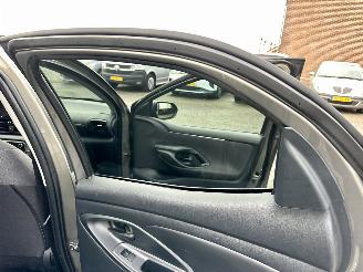 Toyota Yaris 1.5 Hybrid 115 automaat First Edition - nap - facelift - navi - camera - keyless - front + line assist - rijdbaar picture 46