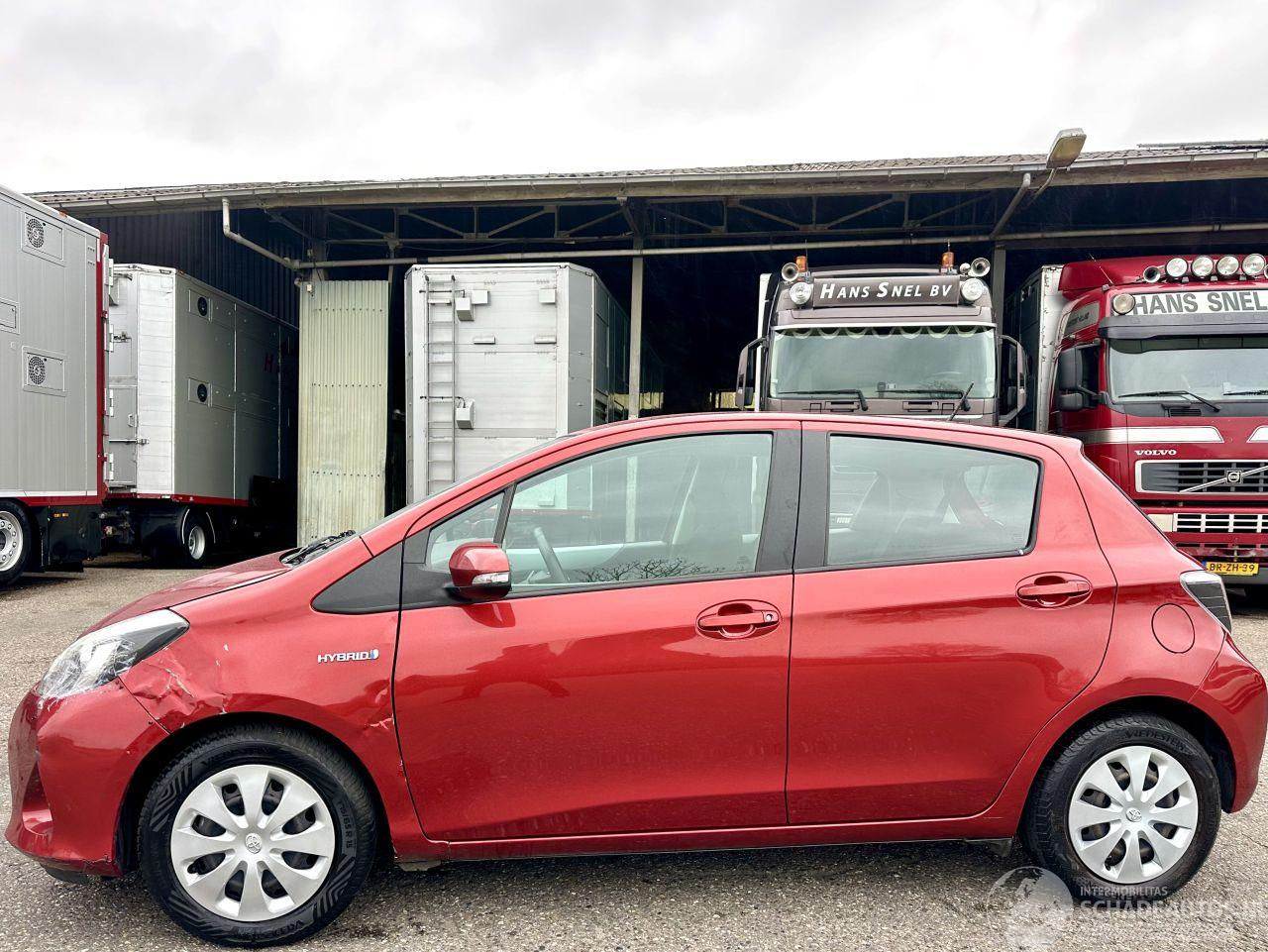 Toyota Yaris 1.5 Full Hybrid 89pk automaat Aspiration - nap - camera - clima + cruise contr - pdc - afn trek - boekjes + sleutels