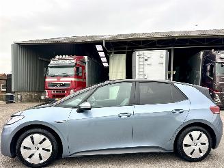 Vaurioauto  passenger cars Volkswagen ID.3 Pro 58kWh 145pk aut - 26dkm nap - navi - camera - keyless - front + line assist - pdc v+a - getint glas 2021/12