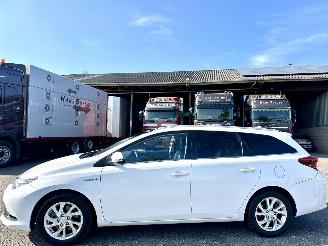 Schadeauto Toyota Auris Touring Sports 1.8 Hybrid 123pk aut Lease pro - pano - nap - 2015/12