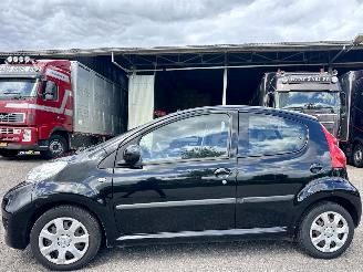 Unfallwagen Peugeot 107 1.0-12v automaat 68pk XS 5drs - nap - 2009/7