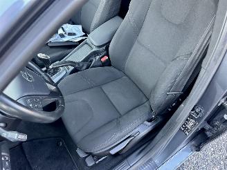 Volvo V-40 1.6 D2 114pk 6-bak Momentum - navi - camera - velgen - sfeerverl - getint glas - pdc - rijdbaar picture 24