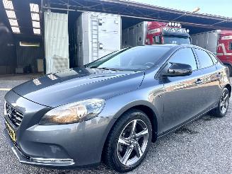 Volvo V-40 1.6 D2 114pk 6-bak Momentum - navi - camera - velgen - sfeerverl - getint glas - pdc - rijdbaar picture 2