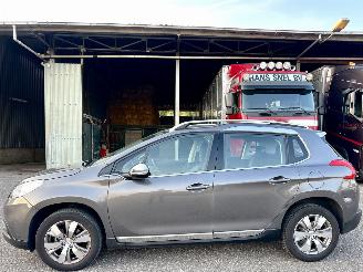 Vaurioauto  passenger cars Peugeot 2008 1.2 PureTech 82pk aut + f1 Allure - 33dkm nap - 1e eig - navi - pdc v+a - lmv - clima + cruise 2015/5