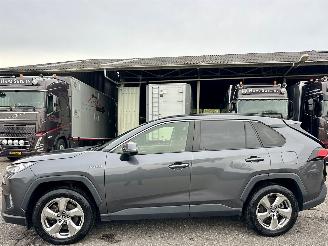krockskadad bil auto Toyota Rav-4 2.5 Hybrid 178pk Business Intro - nap - alarm - navi - 2x cam - leer - keyless - jbl - front + line assist 2019/11