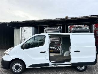 skadebil bedrijf Renault Trafic 2.0 dCi 145pk 6-traps AUT Euro6 T29 L1H1 Comfort 3pers - nap - 1e eig - 2x schuifdeur - navi - airco - cruise - pdc 2021/4