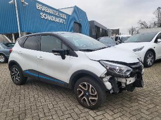 damaged passenger cars Renault Captur AUTOMAAT 24000 KM UNIEK Captur 1.2 TCe Wave 2017/5