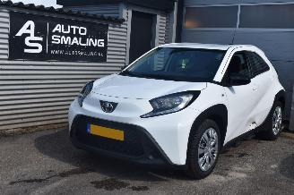 krockskadad bil auto Toyota Aygo X 1.0 VVT-i MT Play 72Pk *Airco/Camera 2023/10