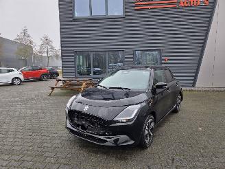 Schadeauto Suzuki Swift STYLE / STOEL+STUUR VERW / CAMERA/ NAVI / KEYLESS 2025/10