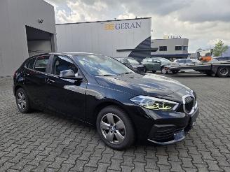 Vaurioauto  passenger cars BMW 1-serie 118i  / AUTOMAAT 2022/10
