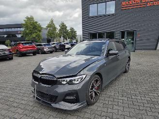 krockskadad bil auto BMW 3-serie M-SPORT / PANO / CAMERA / H.K AUDIO / DRAVITGRAU MET 2021/3