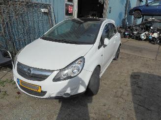 skadebil bromfiets Opel Corsa 1.3 2010/4