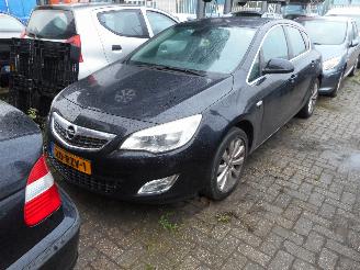 damaged passenger cars Opel Astra 1.4 turbo benzine 2011/8