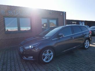 krockskadad bil auto Ford Focus TITANIUM 2017/5