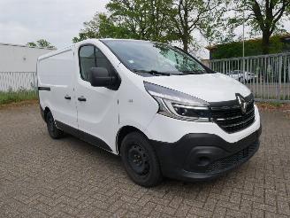 krockskadad bil bedrijf Renault Trafic L1H1 MOTORSCHADE 2019/10