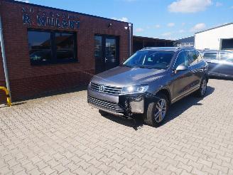 krockskadad bil auto Volkswagen Touareg TERRAIN TECH 4 MOTION LEER XENON 2015/11