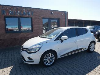 krockskadad bil auto Renault Clio INTENS LED AUTOMATISCHE AIRCO 2017/3