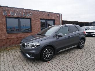krockskadad bil auto Suzuki SX4 CROSS LEER LED PANORAMADAK 2017/7