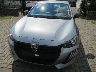 Vaurioauto  passenger cars Peugeot 208 1.2 Hybrid AUT. Airco CruiseControl Parktronic Navigatie-Android/Carplay 2026/2
