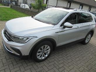 krockskadad bil auto Volkswagen Tiguan 1.5TSI 150pk DSG Aut. Climatronic Leer Navi Camera Pano/Schuifdak Stoel/Stuur Verwarming  Elec.Achterklep 2022/9