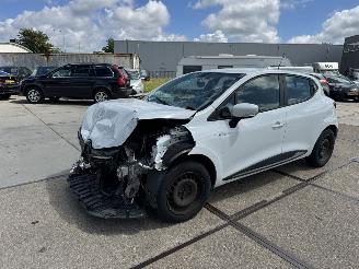 damaged passenger cars Renault Clio 1.5 DCI Eco Authentique 2016/1