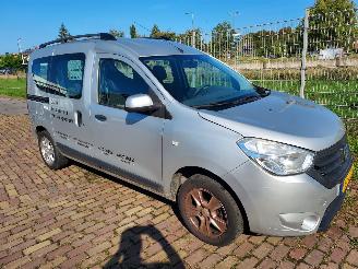 damaged passenger cars Dacia Dokker 1.2 benzine 5 persoons uitvoering weinig km 2017/1